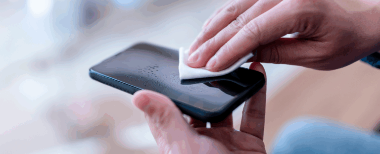 Ваш смартфон — не кухонна дошка: як безпечно чистити його без шкоди