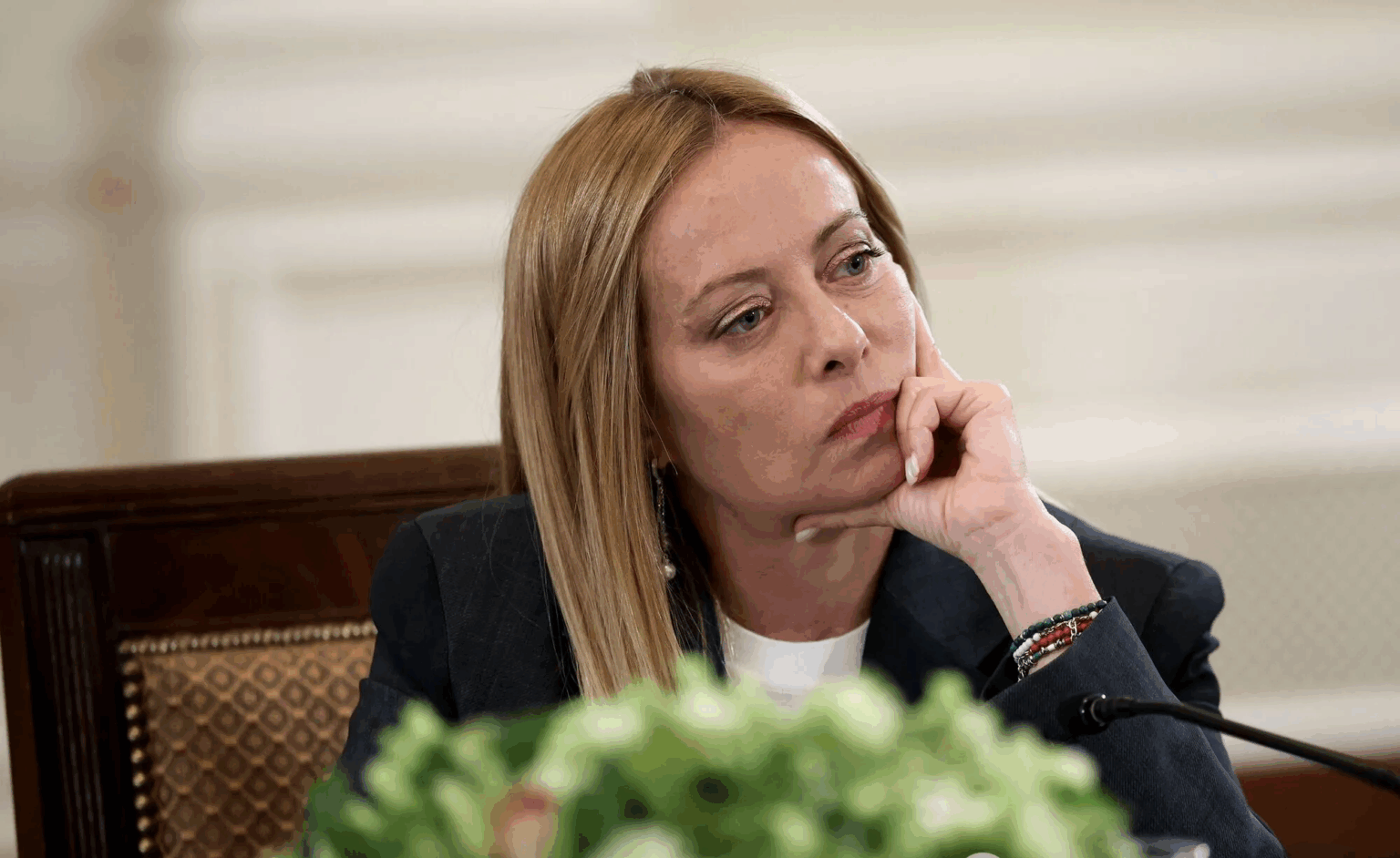 "От-от помре від нудьги": вираз обличчя Мелоні на зустрічі з Трампом "порвав" мережу (Фото)