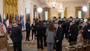 «Як би це божевільно не звучало». Мікрофон випадково зловив слова Трампа після зустрічі із Зеленським