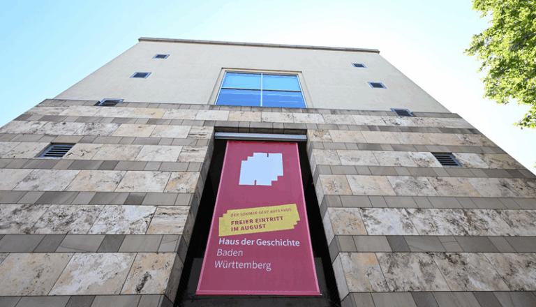 У німецькому музеї Штутгарта відвідувачів пускають лише голими: квитки розкуповують миттєво