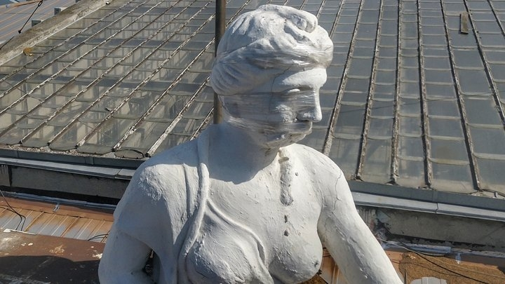 Нова «медуза» на фасаді Bristol: одесити порівнюють відновлену статую з мемами (Фото)