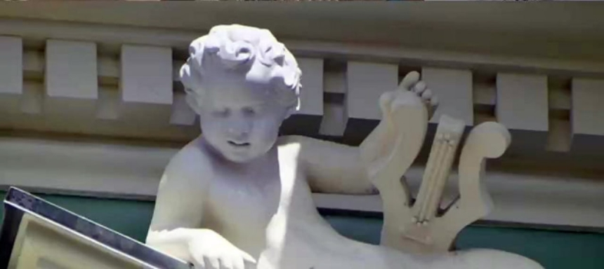 Нова «медуза» на фасаді Bristol: одесити порівнюють відновлену статую з мемами (Фото)