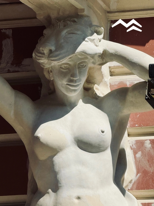 Нова «медуза» на фасаді Bristol: одесити порівнюють відновлену статую з мемами (Фото)