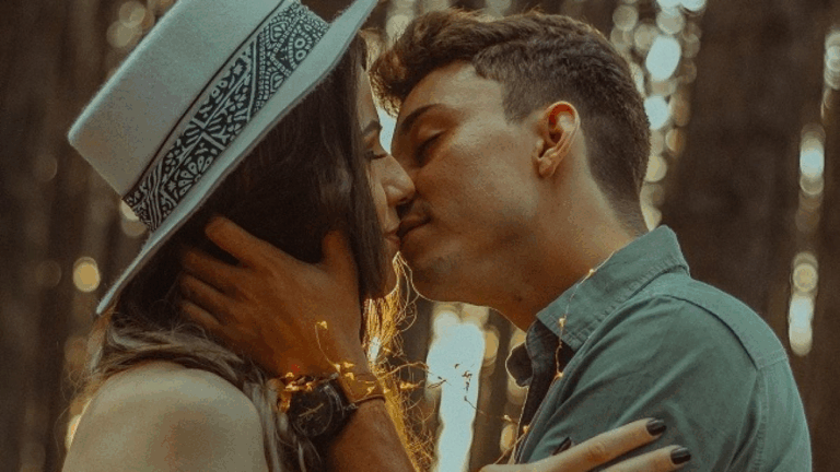 Любовний гороскоп на 25 серпня 2025: щирі розмови, теплі жести й нові знайомства