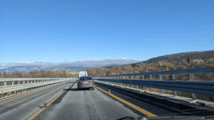 Французький батько забув дітей на відпочинковій стоянці в Італії та згадав про них лише за 100 км