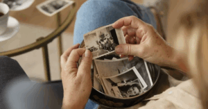 Фото 1941 року змусило повірити в мандрівників у часі: у Мережі виникли дискусії