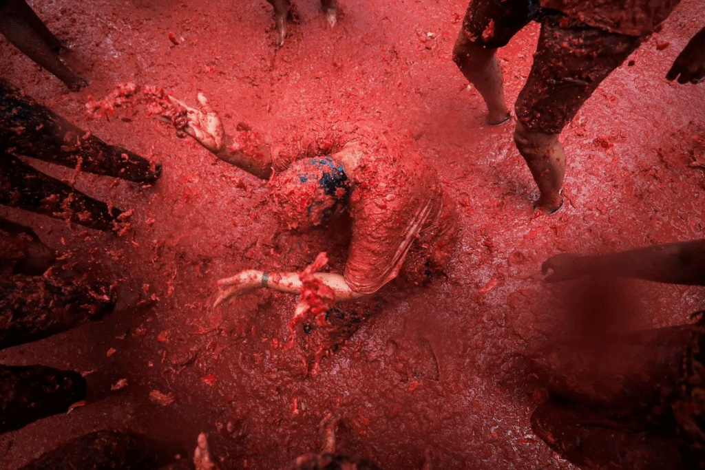 Щорічна помідорова битва зібрала тисячі людей в Іспанії