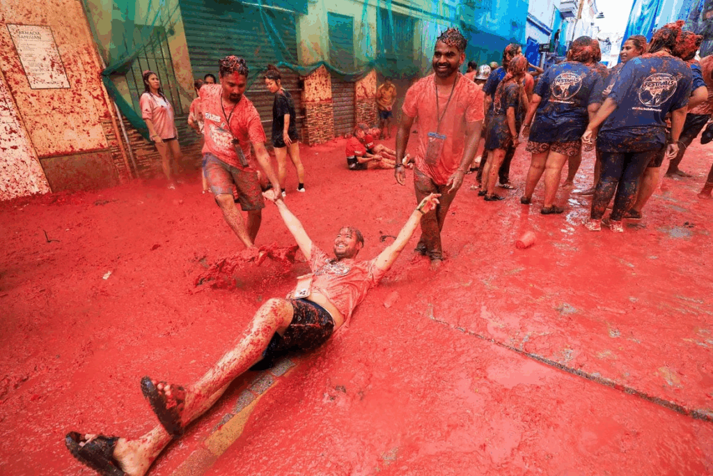 Щорічна помідорова битва зібрала тисячі людей в Іспанії