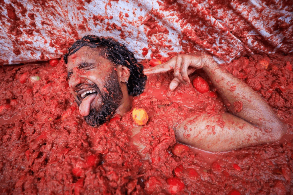 Щорічна помідорова битва зібрала тисячі людей в Іспанії