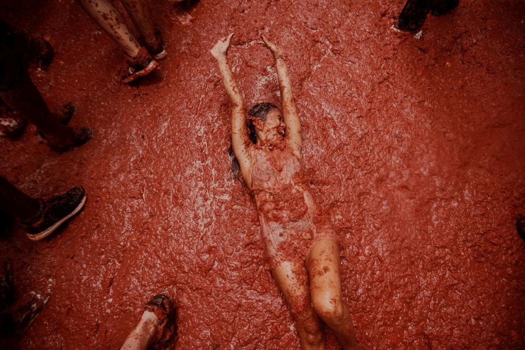 Щорічна помідорова битва зібрала тисячі людей в Іспанії