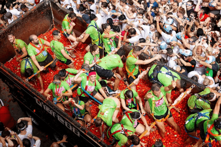 Щорічна помідорова битва зібрала тисячі людей в Іспанії