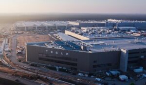 Пожежа на заводі Tesla під Берліном: частину цехів евакуювали, постраждалих немає