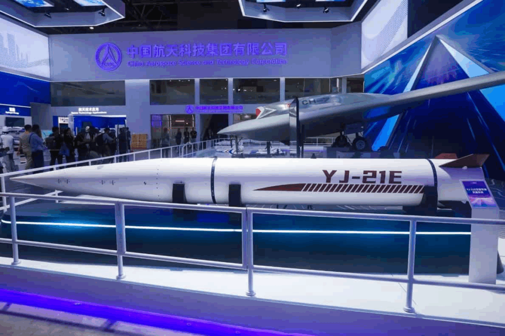 Китай показав модернізовані гіперзвукові ракети YJ-21 і DF-17 на параді в Пекіні