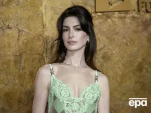 Зірка "Диявол носить Prada" Гетевей упала зі сходів. Її реакція стала вірусною (Відео)