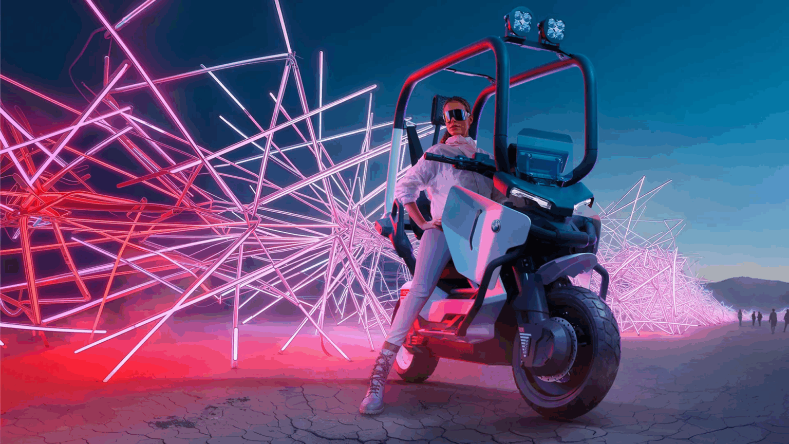 BMW показала Vision CE — електроскутер із «кліткою» безпеки