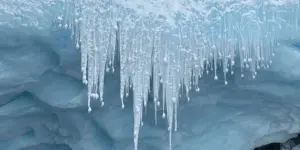 Українські полярники вперше зафіксували унікальне явище в Антарктиді — «крижане намисто»