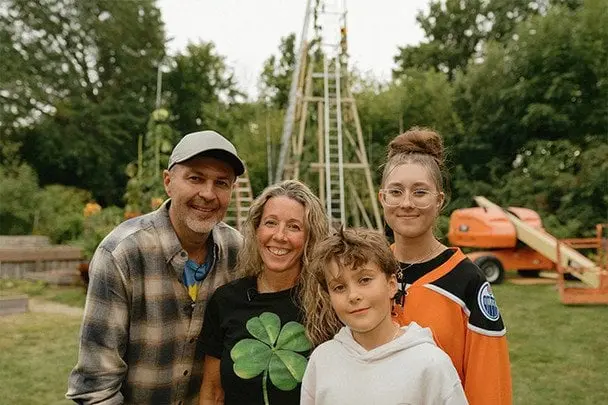 Заввишки з триповерховий будинок: українець виростив найвищий соняшник в історії (Фото)