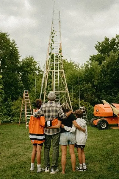 Заввишки з триповерховий будинок: українець виростив найвищий соняшник в історії (Фото)