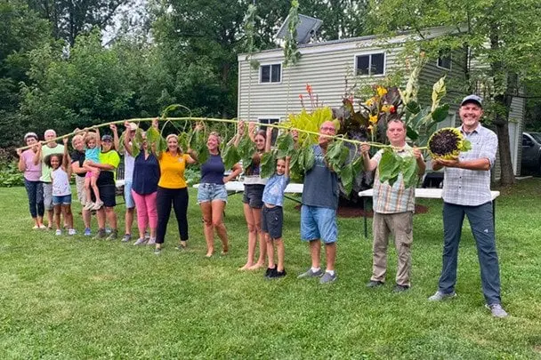 Заввишки з триповерховий будинок: українець виростив найвищий соняшник в історії (Фото)