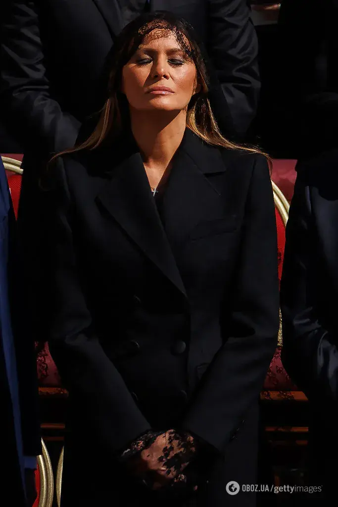 У мережі підняли на сміх Меланію Трамп, яка зустрілася з королівською родиною в непрактичному образі (Фото)