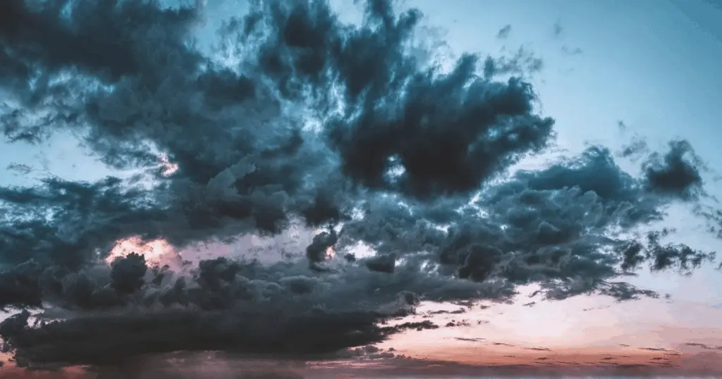 Дощ з грошей, “криваві” зливи та космічні подарунки: найдивніші речі, що падали з неба Дощ з грошей, "криваві" зливи та космічні подарунки: найдивніші речі, що падали з неба