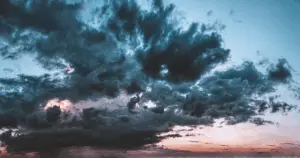 Дощ з грошей, "криваві" зливи та космічні подарунки: найдивніші речі, що падали з неба