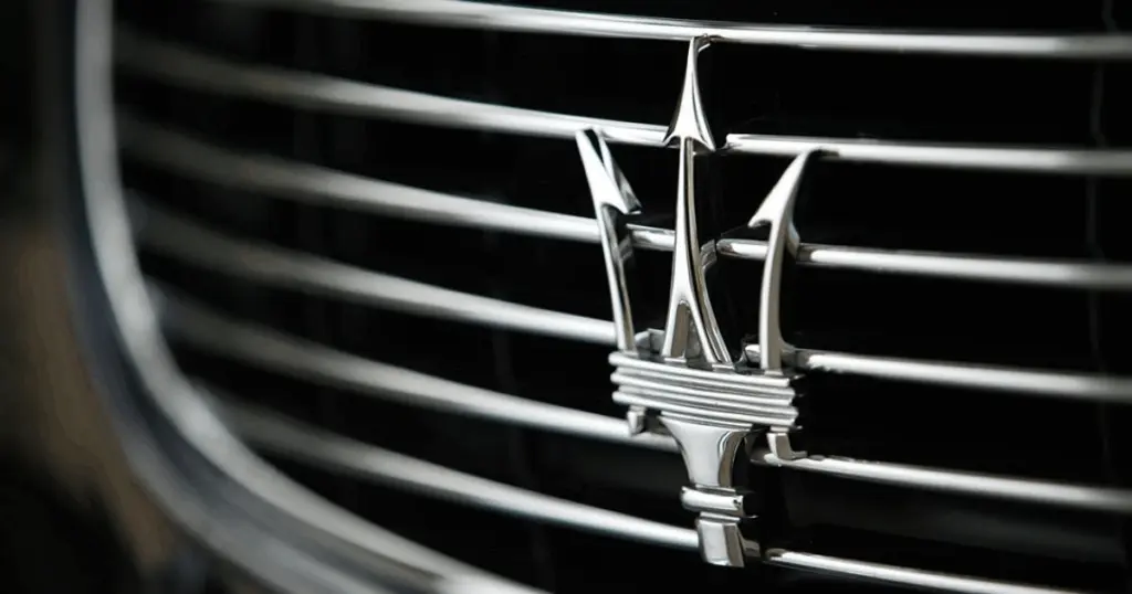 У Києві серед вулиці гниє суперкар вартістю з трикімнатну квартиру (Фото)