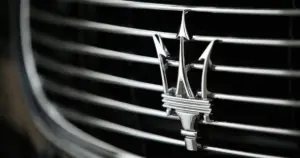 У Києві серед вулиці гниє суперкар вартістю з трикімнатну квартиру (Фото)