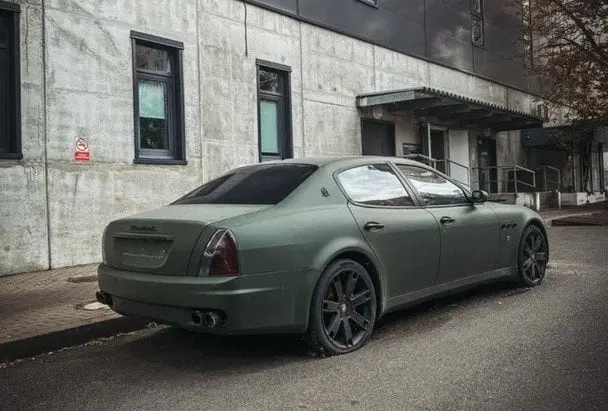 У Києві серед вулиці гниє суперкар вартістю з трикімнатну квартиру (Фото)