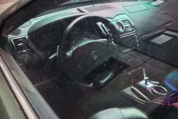 У Києві серед вулиці гниє суперкар вартістю з трикімнатну квартиру (Фото)