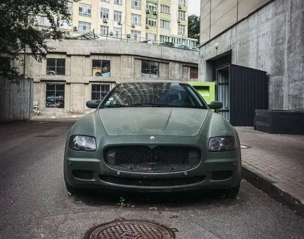 У Києві серед вулиці гниє суперкар вартістю з трикімнатну квартиру (Фото)