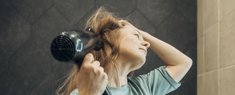 Звичайне укладання волосся може отруювати повітря, як жвава траса — дослідження