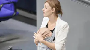 У Бундестазі вперше в історії депутатка виступала з немовлям