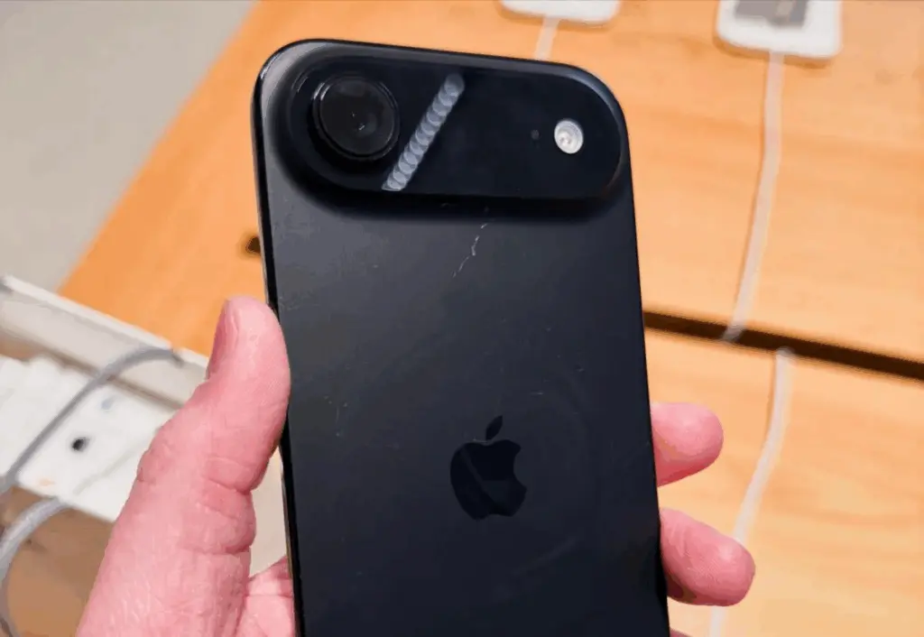 Apple рекомендує "солити" iPhone 17, щоб позбутися подряпини