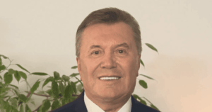 "Білосніжна шухлядка": мережа вибухнула мемами через несподівану появу Януковича на публіці