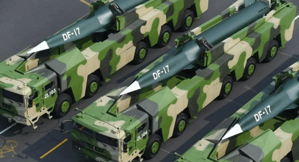 Китай показав модернізовані гіперзвукові ракети YJ-21 і DF-17 на параді в Пекіні