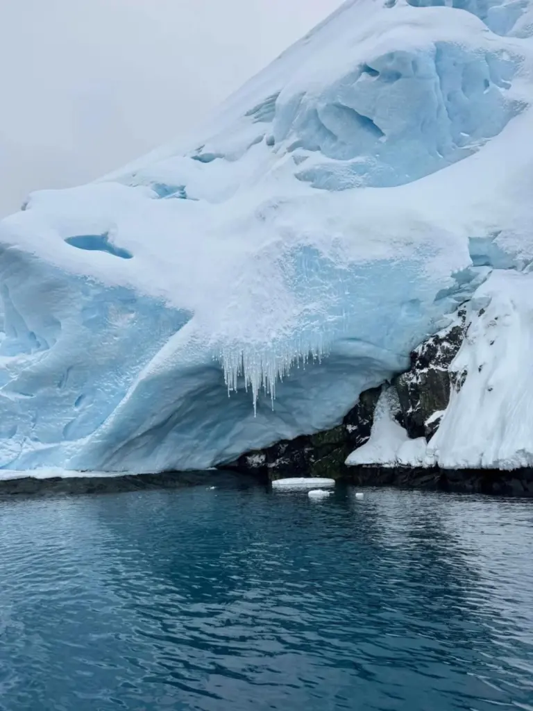 Українські полярники вперше зафіксували унікальне явище в Антарктиді — «крижане намисто»