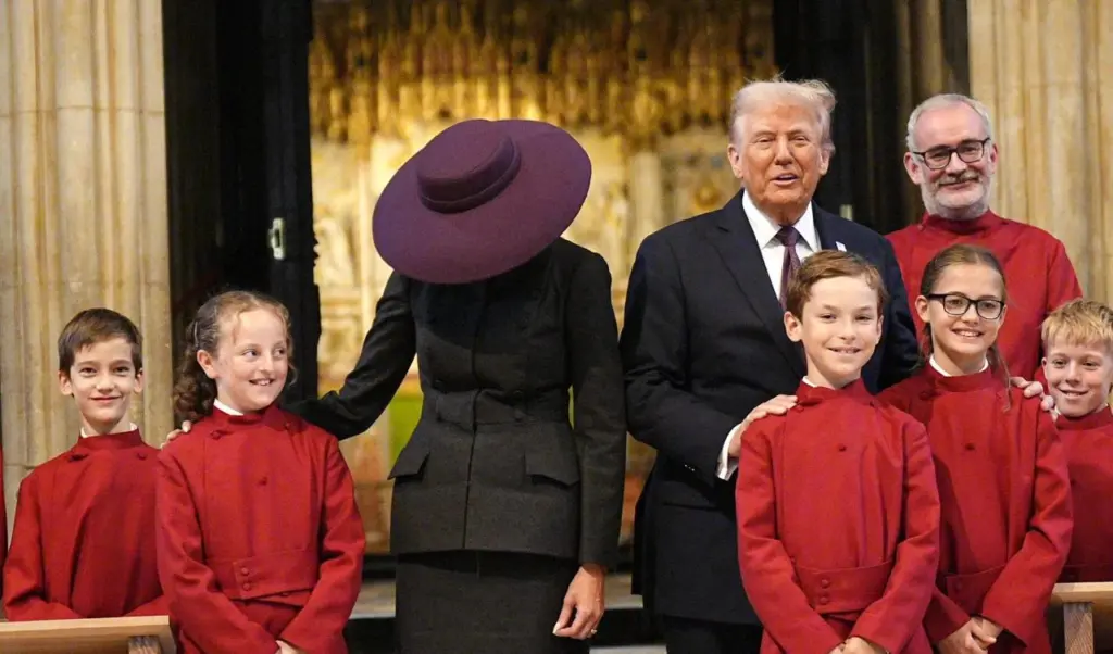 У мережі підняли на сміх Меланію Трамп, яка зустрілася з королівською родиною в непрактичному образі (Фото)