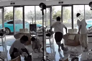 Xiaomi SU7 сам виїхав із двору, поки господар був на кухні