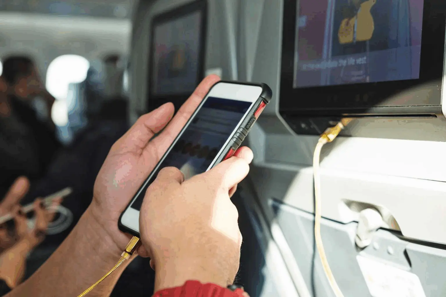 Ніколи не заряджай телефон у кафе чи аеропорту: ось чому це небезпечно