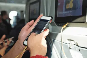 Ніколи не заряджай телефон у кафе чи аеропорту: ось чому це небезпечно