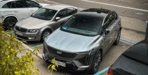 В Києві помітили унікальний «сірий» Cadillac вартістю 54 000 доларів