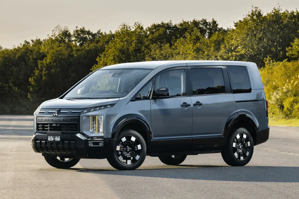 Delica повертається: Mitsubishi готує оновлений мінівен-позашляховик з S-AWC і преміальним салоном