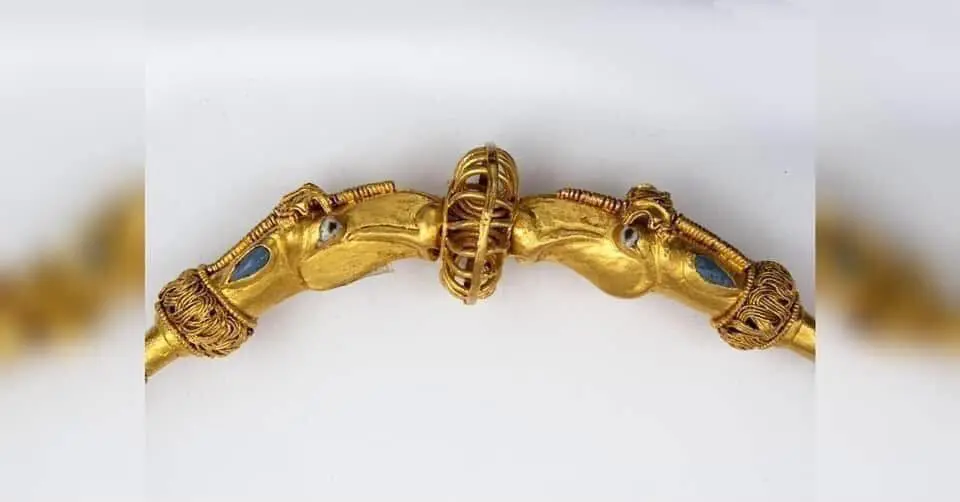 Українські археологи показали золоту гривну сарматського царя Інісмея