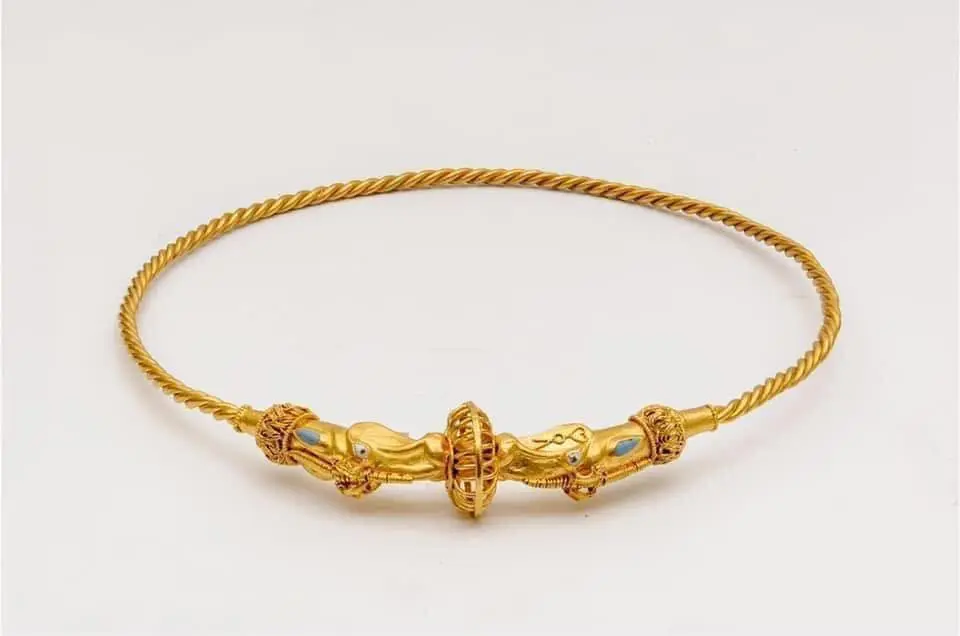 Українські археологи показали золоту гривну сарматського царя Інісмея