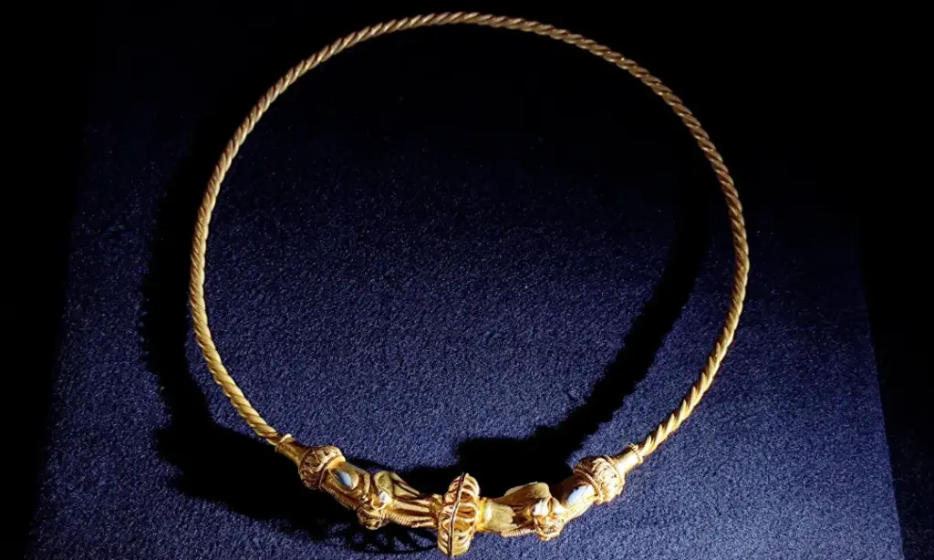 Українські археологи показали золоту гривну сарматського царя Інісмея Українські археологи показали золоту гривну сарматського царя Інісмея