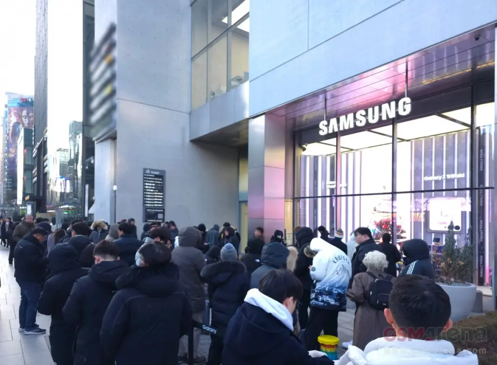 Новий TriFold від Samsung викликав ажіотаж: покупці стояли в чергах з ранку Новий TriFold від Samsung викликав ажіотаж: покупці стояли в чергах з ранку