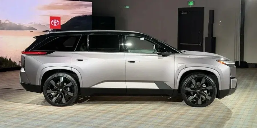 Toyota радикально змінила Highlander: тепер це повністю електрокросовер