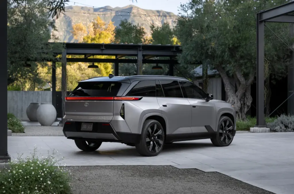 Toyota радикально змінила Highlander: тепер це повністю електрокросовер