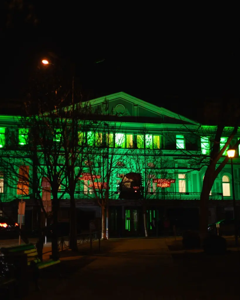 Театри Києва підсвітили зеленим світлом: Bolt запустив благодійну ініціативу на підтримку української культури